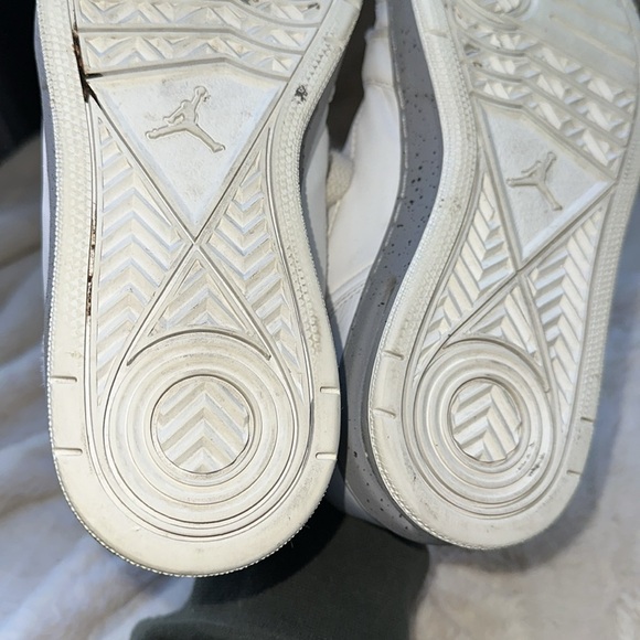 Jordan Classic Low Color White – Cement Size 7.5 - Picture 15 of 15